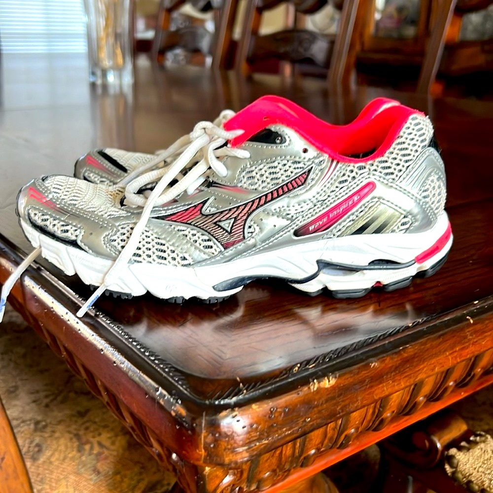 Mizuna wave inspire 6 . Women’s size W6. Good condition .